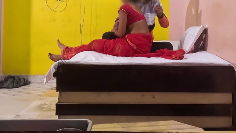 Hot Girls Indian: Gorąca Bhabhi w Czerwonym Saari zerżnięta w innym stylu