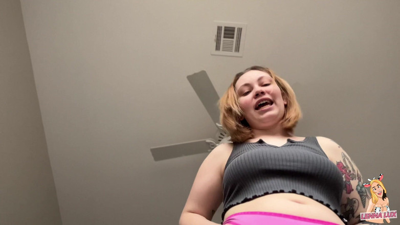 Lenna Lux: 배고픈 여친이 너의 통을 먹기 전에 놀리다