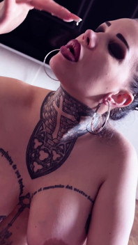 Queen Blowjob is terug