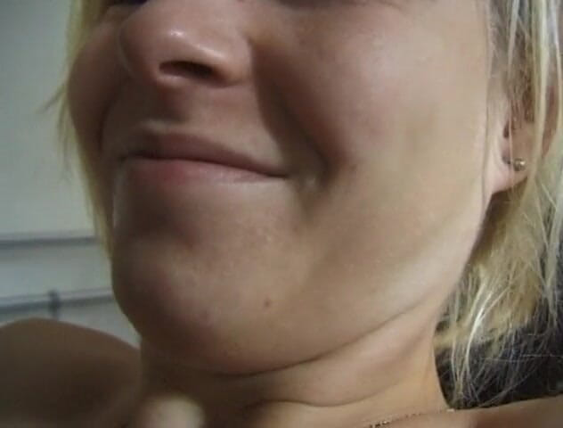Flash Model Amateurs: Süße blondine mit kleinen titten befriedigt oral den schwanz eines...