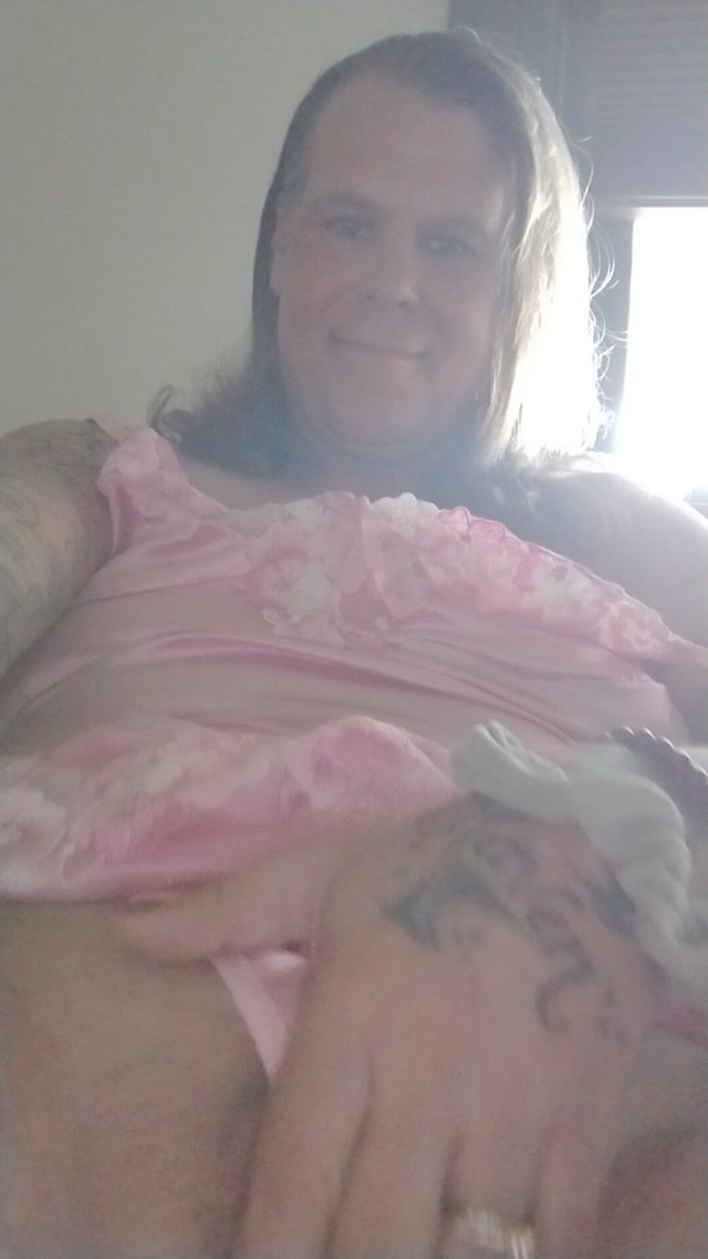 Transessuale con pizzo rosa, ragazza trans che si masturba (Varsity Foxx) Shemale Pink Lace Trans Girl Cock Stroking (Varsity Foxx)