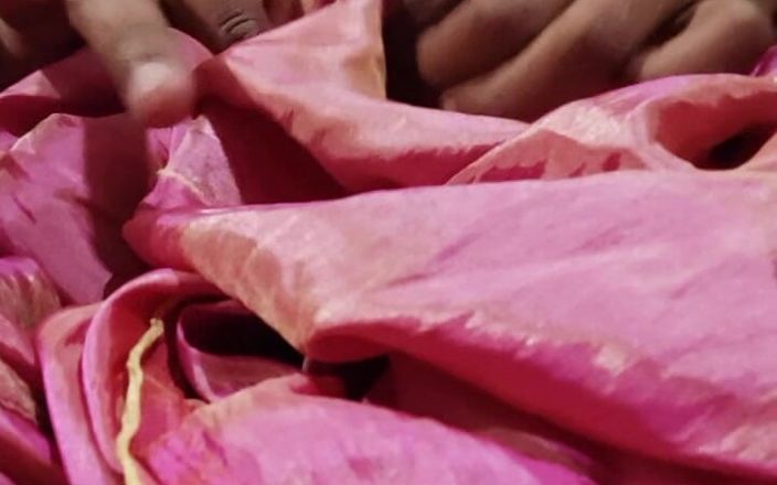 Satin and silky: Pik hoofd wrijven met roze satijnen zijdeachtige Salwar van buurman...