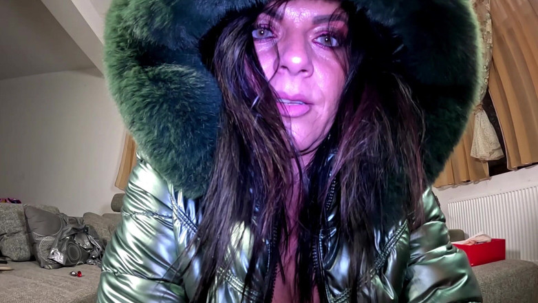 MilfyCalla: चमकदार लेगिंग कैमलटो, डाउनजैकेट प्ले और गुदा प्लग एकल कामोत्तेजना