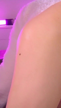 Azgın sarışın twink götünü gösteriyor