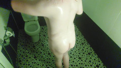 Kitty_Cross: Booty Crossdresser výprask vlastního zadku Pod horkou sprchou