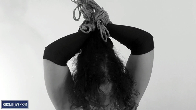 Bdsmlovers91: Drżenie nóg w czarnych rajstopach Niewola stojącego słupa z brakiem...