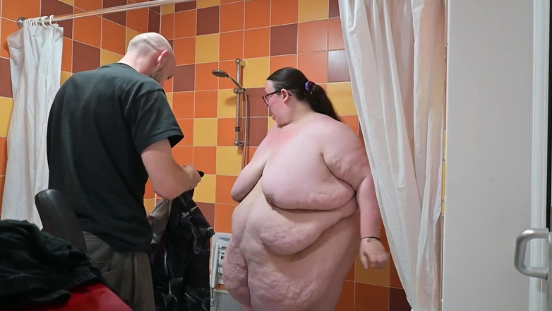 SSBBW Hunter: 쪼이는 수영복을 입은 SSBBW