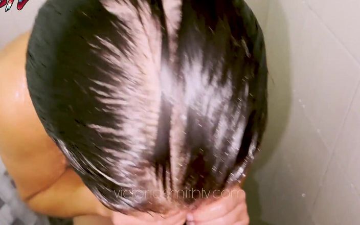 Victoria Smith TV: Rien de mieux qu’une délicieuse douche torride et plus si...