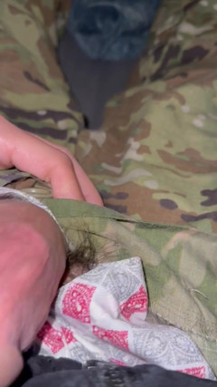 Gay Soldier Stuff: Żołnierz Armii pokazuje swój muskowy rozmiar 12 stóp podczas szarpania swojego...