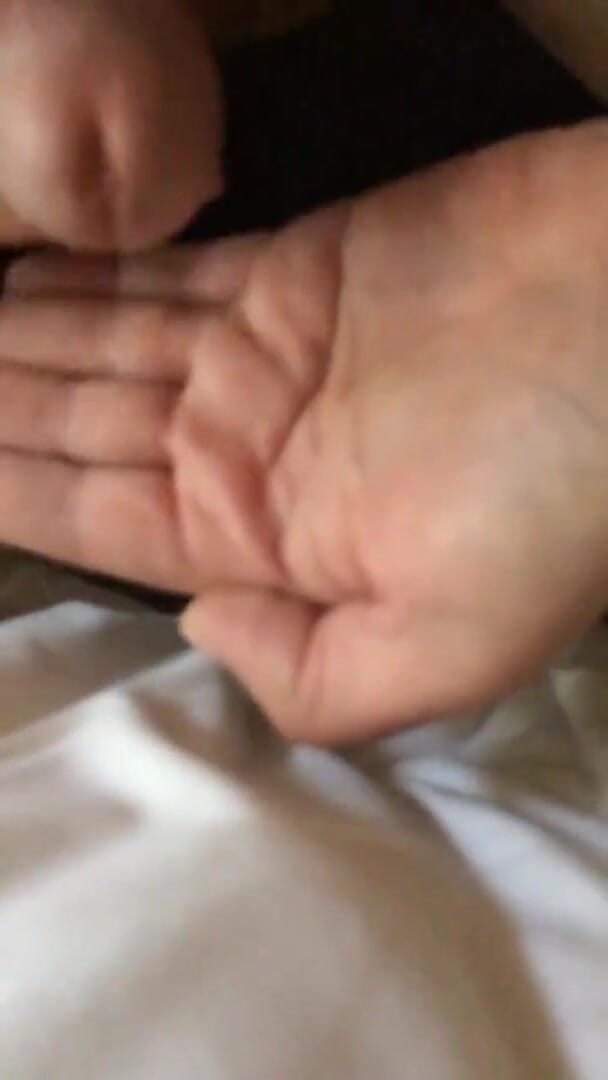 Kinky horny gay bois: Hanya seorang pria gay mengocok muncrat keluar dari penisnya