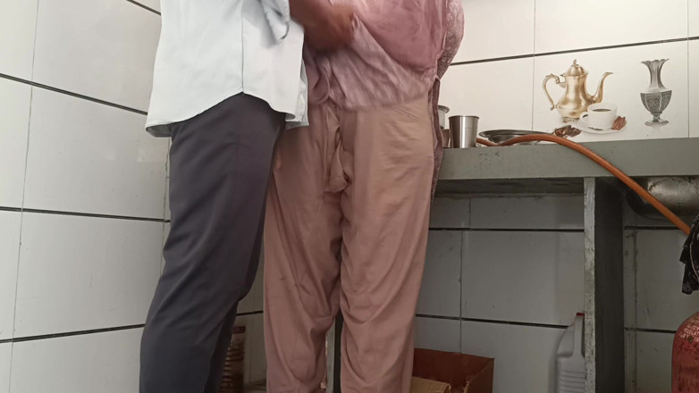 Bhabhi UP: 和性感人妻在厨房里玩得很开心