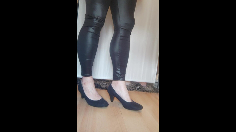 Nattalie Trans: Quần legging da giả màu đen và giày cao gót