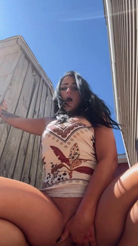 Une salope excitée se doigte dehors