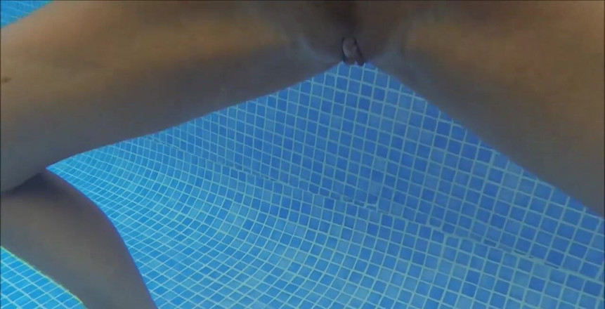 Natalie K: Striptease bajo el agua, quitándome el bikini en el agua...