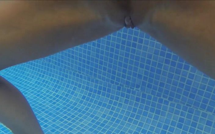 Gspot Productions: 물속의 스트립쇼, 물속에서 비키니를 벗고 수영장에서 알몸으로 놀기