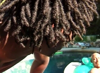 Real Swingers: Calde ragazze ebano vengono scopate in piscina
