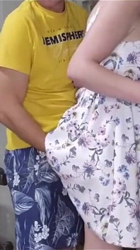 Eu convidei o jovem cara da piscina de pau grande para me foder enquanto meu marido está ausente