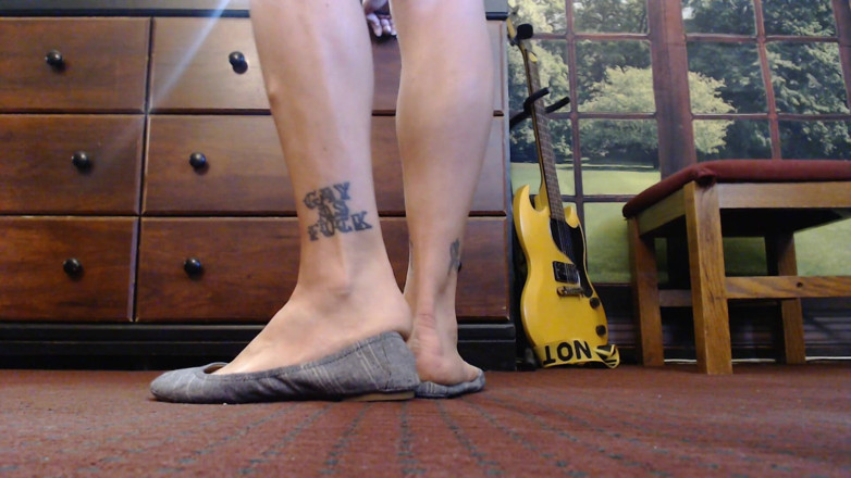 Abby Anna: Ballet gris, pisos de pie jugando con zapatos