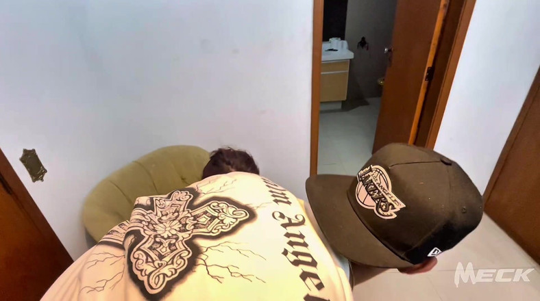 Meck Meck: 아내에게는 위험하고 숨어 있는 걸 좋아하는 장난꾸러기 친구가 있는데, 그녀는 외출 준비를 하고 있어요