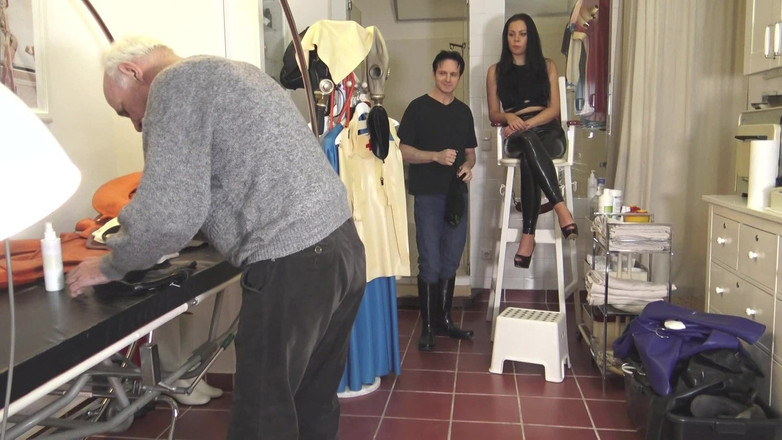 Femdom Austria: 清理 pi mp 必须洗女主人情人的衣服！