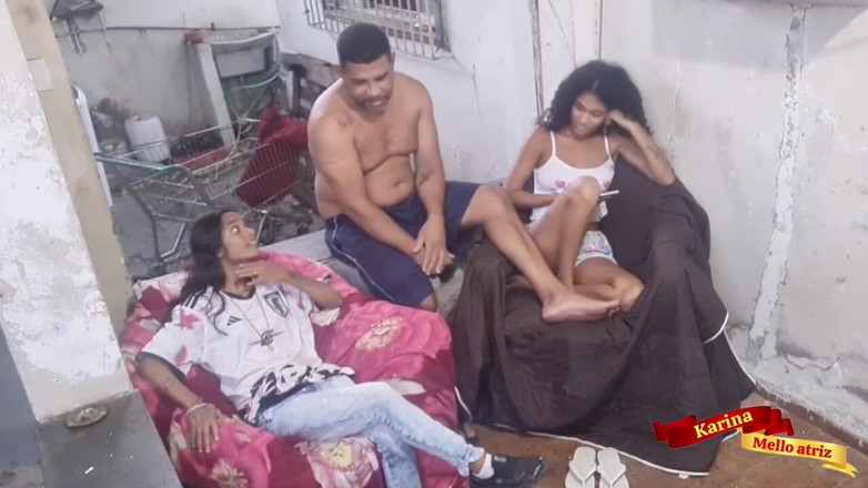 Karinamello: Starzec udaje się uprawiać seks ze swoimi dwoma pasierbicami po...