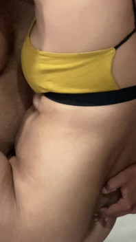 隣人の男の子が来て、後ろから私を犯しました。