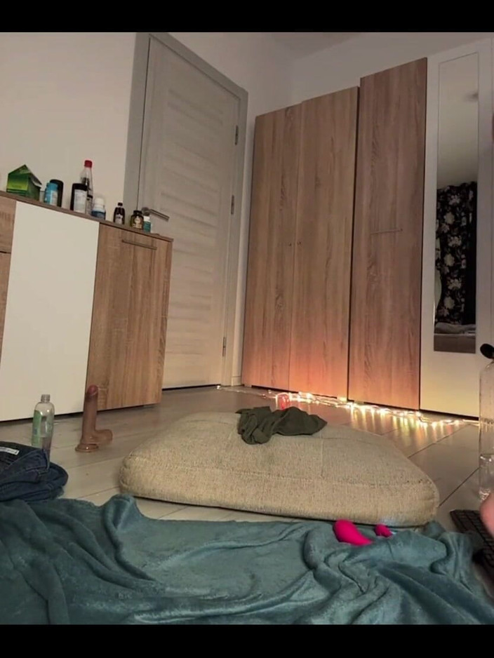 JuiceLussie: Plug anale e masturbarsi