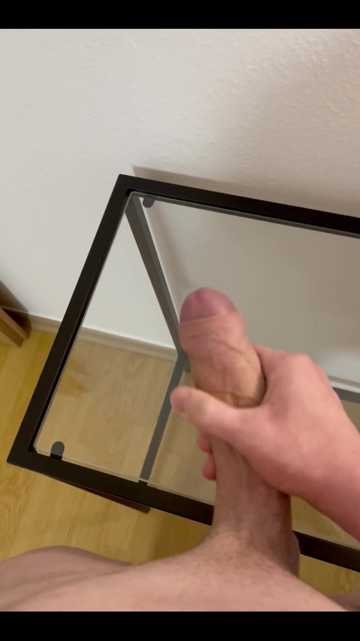 Tommy10boy: Éjaculation fraîche sur une table en verre