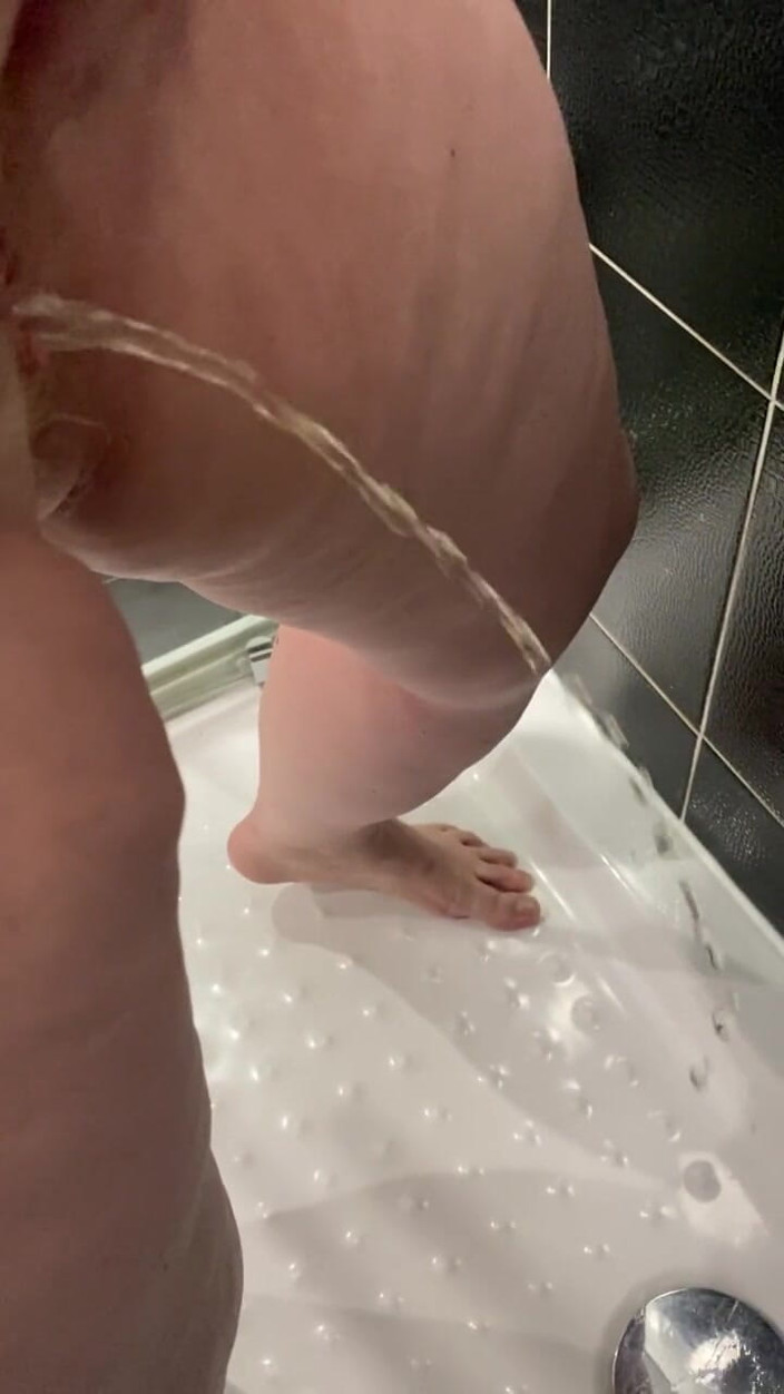 VikkiGeorgia: 淋浴时撒尿
