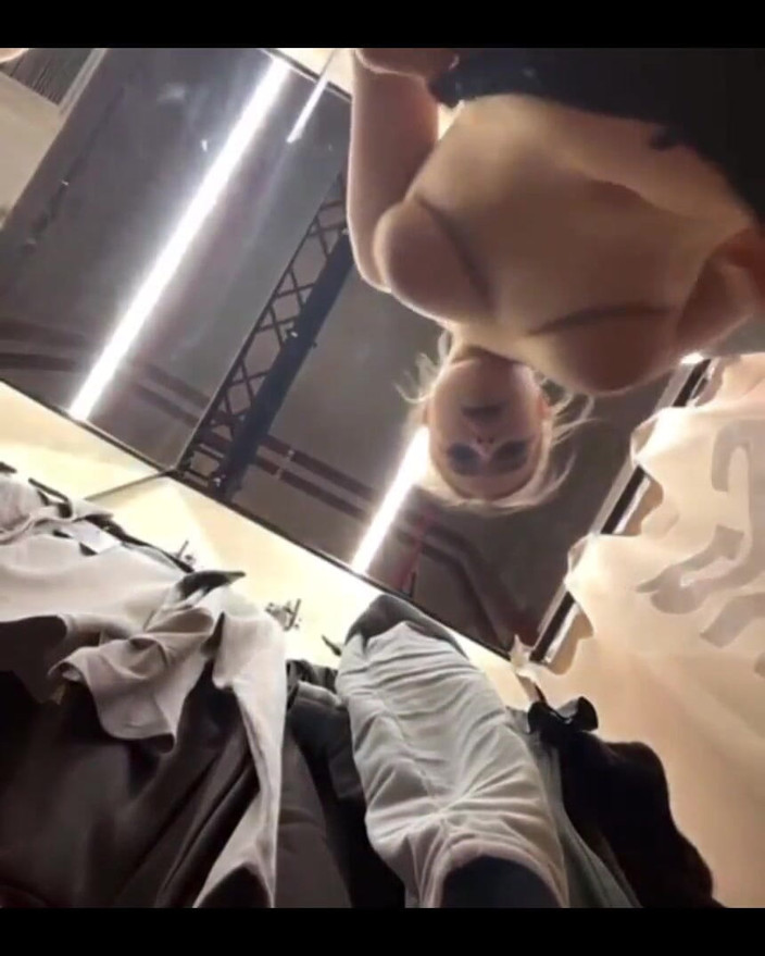 JuiceLussie: Masturbándose en un probador