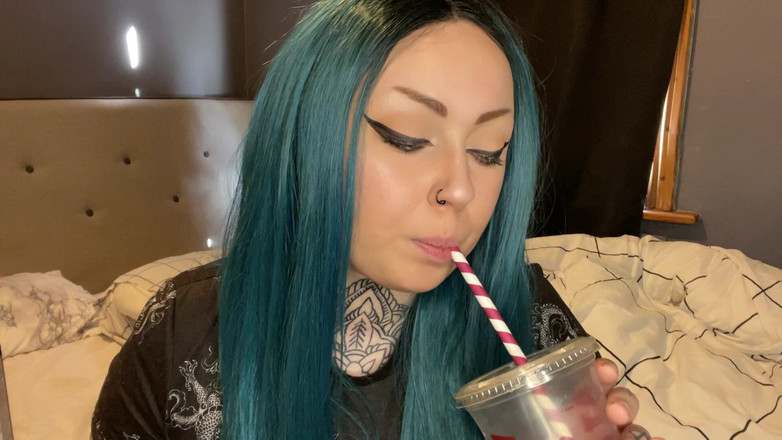 Miss Valentina: Compra il mio latte ghiacciato bitchboy