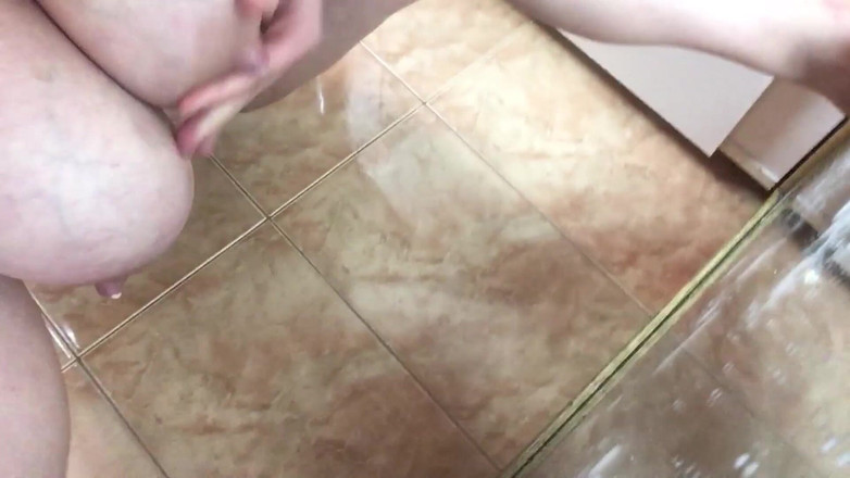 Roxanne Miller: Hüpfende milchige glückseligkeit - POV Stillzeit und möpse hüpfen