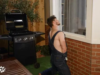Finn Harding est au bord du gril quand il espionne son voisin sexy Cristiano par la fenêtre