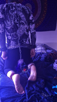 Vlastní svazování a ocasní nohy a řetězy