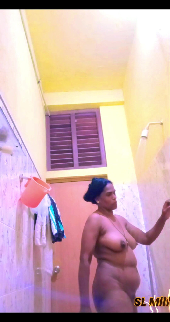 JANAKI: Hallo, ik ben in de badkamer