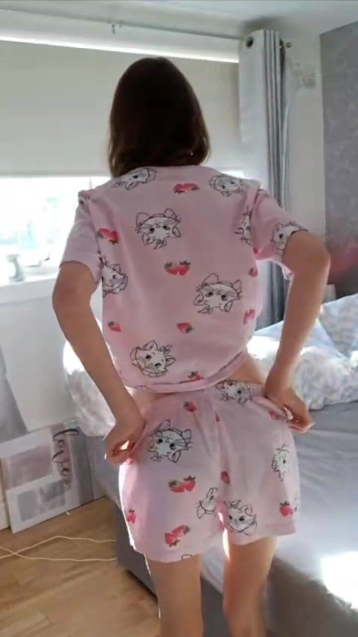 ScottishSweetie: 구멍에 손가락을 대고 따먹기 위해 구걸하는 발정난 소녀