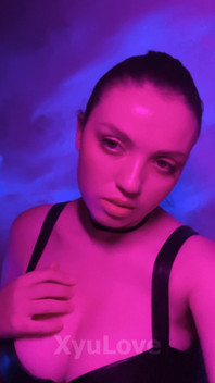 Xyulove Se Roztomile Pózuje Před Kamerou a Všem Svým Odběratelům Dává Jemný Polibek