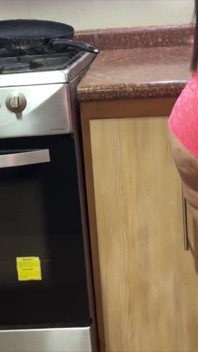 Une belle-mère surprend son beau-fils en train de regarder son gros cul !