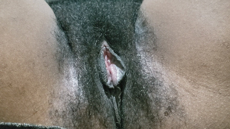 Lovemina: 비서 복장에 털이 무성한 보지를 가진 여자