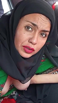 Indian Woman Wearing Hijab Had Sex in Car