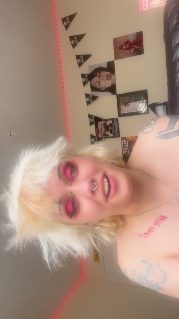 Glitterqueen1999: Mp4 смокче ніс, чхання, соплі фетиш, кашляє