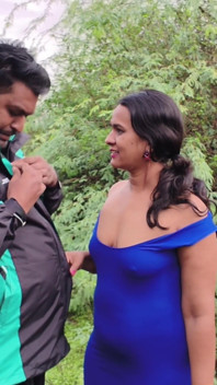 Desi indiana marathi kavita Bhabhi (Vahini) scopa all'aperto nella giungla a pecorina con abito sexy blu e pompino sporco