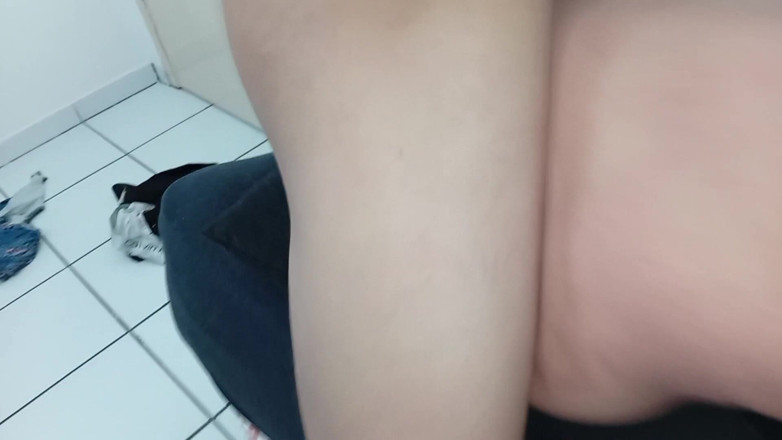 erickrosaoficial: Maloval jsem dům MILF a ona mě zatáhla do svého...