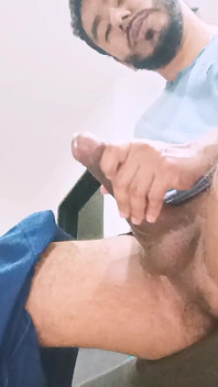 나는 거실에서 사정했다. 나는 아주 빨리 왔다