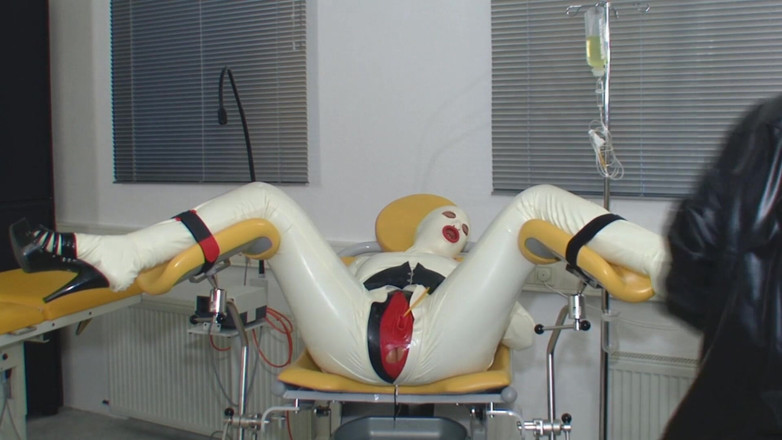 Rubber & Clinic Studio - 1ATOYS: Curvă în cauciuc pe scaunul ginecologului, partea 1