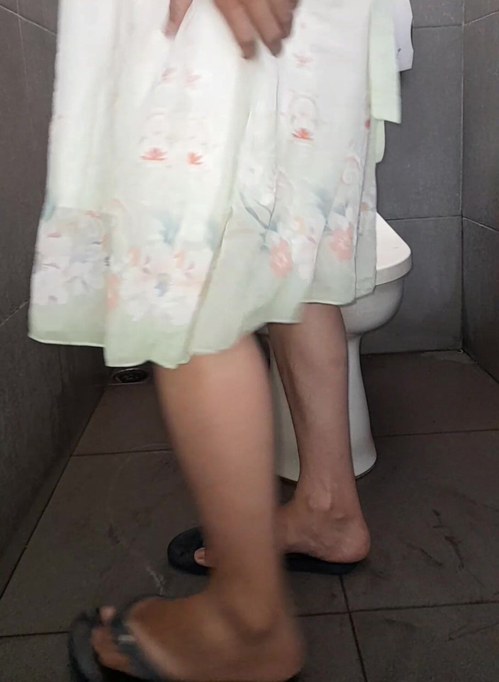 Naomisinka: Un travesti jouit dans une jolie robe hanfu chinoise