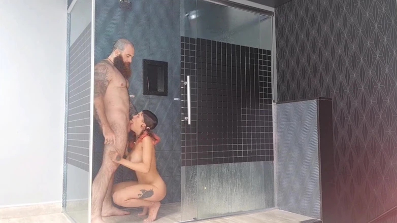 Iron Bikerr: Šukání ve sprše, sperma na obličeji