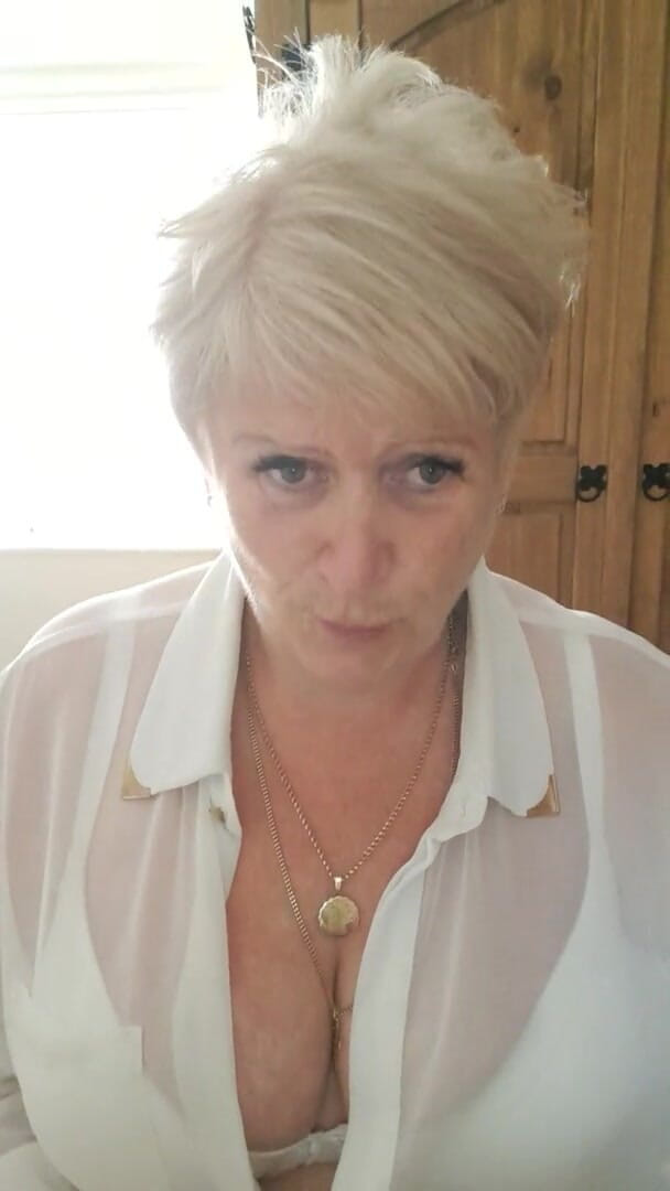 Uk Joolz: Sborra guardami mentre mi faccio i capelli
