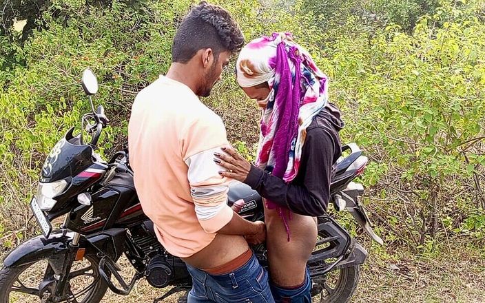 Indian Hijraji: Indian Village Desi - プージャニューハーフ&amp;ボイフレンドカミングジャングルアウトドアとストップバイクワンプレイスとプージャクソBoyfrendケツ。