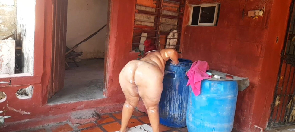 Gordita Culo Rico: 彼は、家のテラスでシャワーを浴びている継母を覗き見しました。